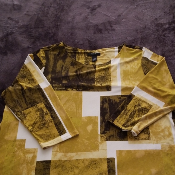 Plus Size Women's Top - Picture 3 of 3